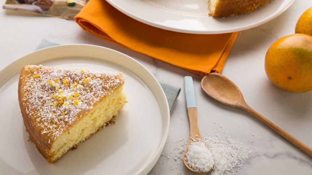 Receta de un riquísimo bizcochuelo de naranja y coco.