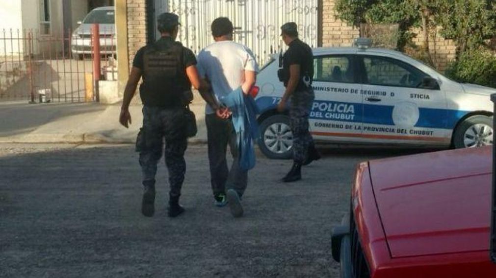 Le dio brutal golpiza a su novia, la remató de un tiro y se entregó