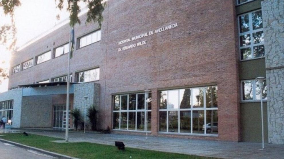 El criminal trasladó el cadáver del muchacho al Hospital de Wilde, situado en el sur del conurbano bonaerense.