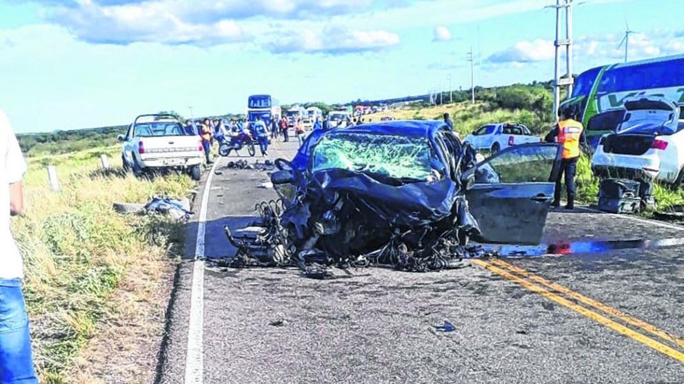 Así quedó uno de los vehículos involucrados en el accidente.