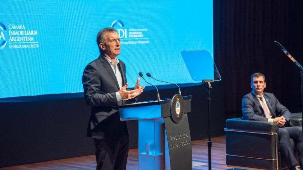 El presidente junto al secretario de Vivienda, Iván Kerr, durante el anuncio del boleto digital