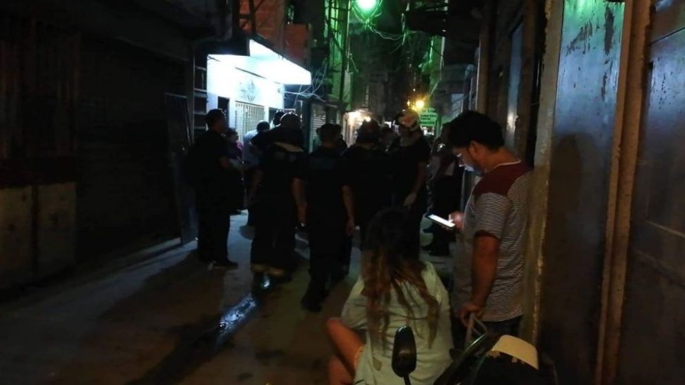 La policía irrumpió en el domicilio tras la denuncia de los vecinos (Crónica).