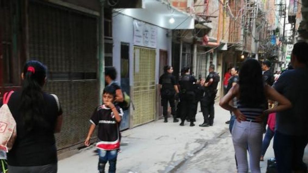 La polic�a, en la puerta de la casa donde aparecieron los cad�veres.