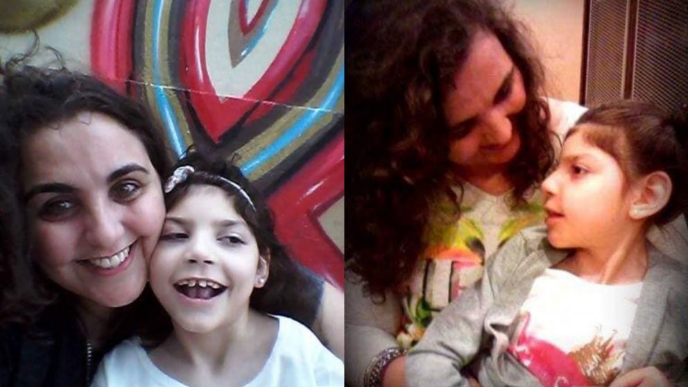 Dos de las imagenes entre la mujer y su hija, que murió el año pasado.,