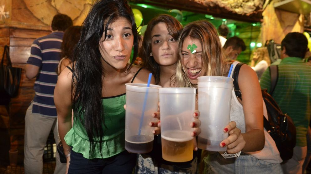 Vestimenta verde, tréboles y mucha cerveza (Crónica/Archivo).