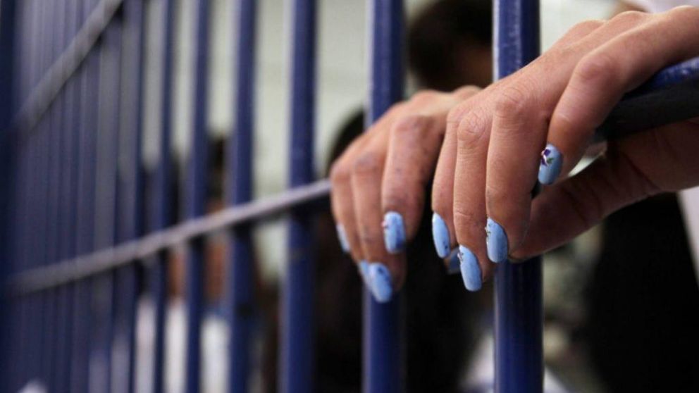 La maestra tiene 25 años y podría llegar a estar 20 tras las rejas. (Imagen ilustrativa)