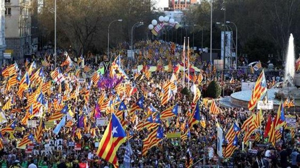 Madrid. Las calles pobladas en favor del autodeterminación de Cataluña. (EFE)