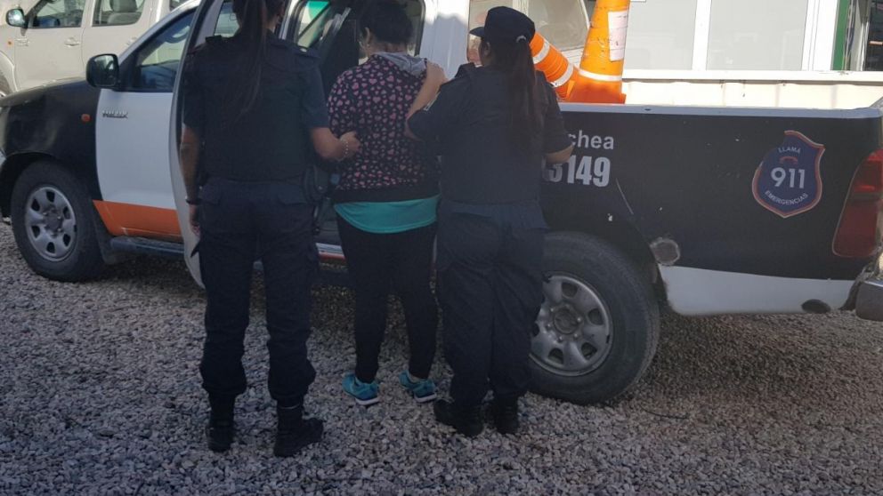Así era arrestada una de las responsables del crimen.