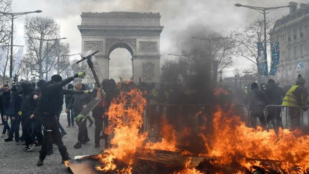 Los chalecos amarillos se enfrentan a las fuerzas policiales en los Campos El�seos en Par�s, Francia. (Twitter)