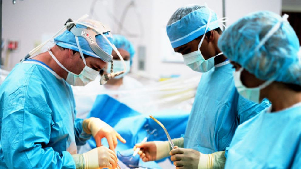 Los cirujanos se dieron cuenta de su error cuando era ya demasiado tarde. (Imagen ilustrativa)