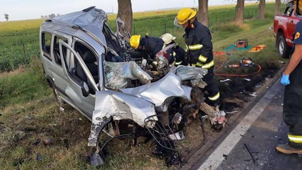 Así quedó la camioneta Peugeot Partner del femicida Claudio Alarcón (48) (Cortesía Diario La Voz).