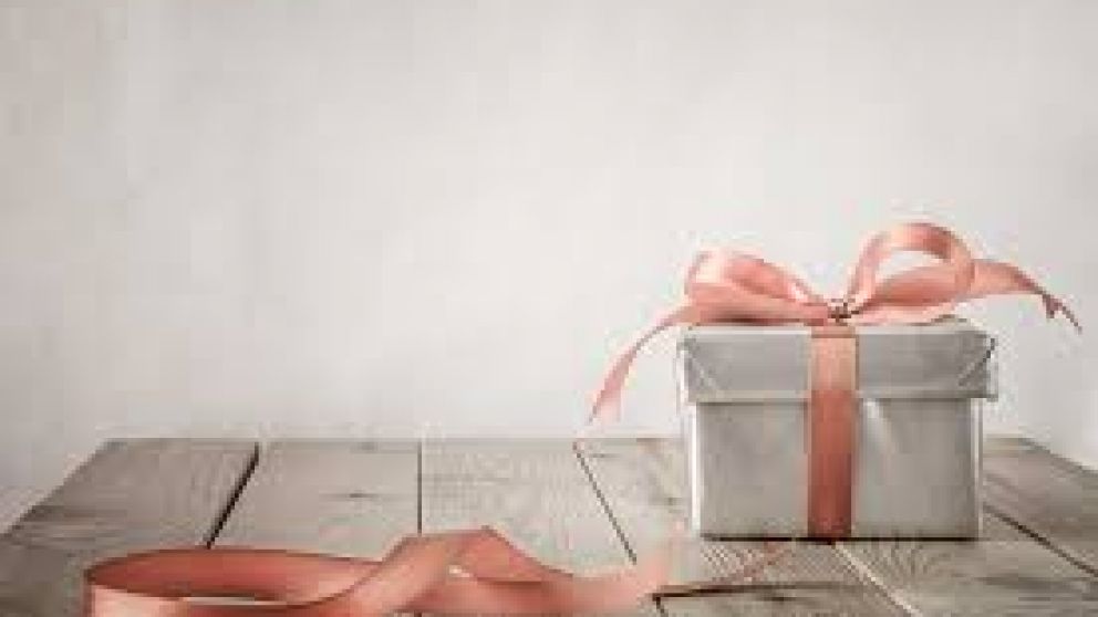 Madre escondió algo conmovedor en los zapatos de su hija antes de morir