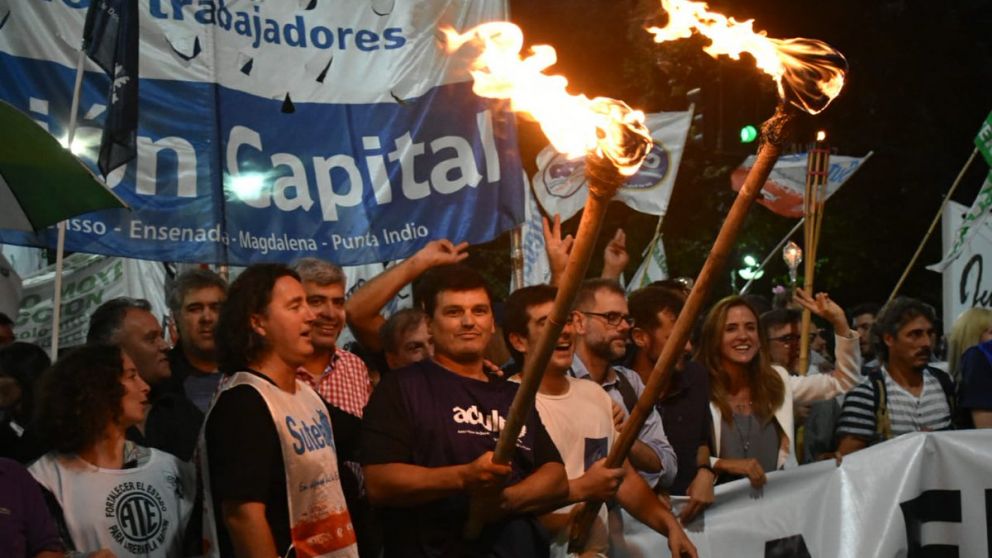 Se realizaron diversas marchas de antorchas, una de ellas en La Plata.