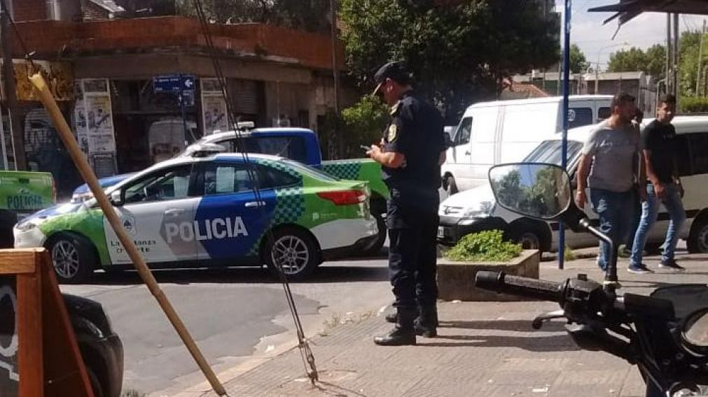 La policía, trabajando en el lugar.