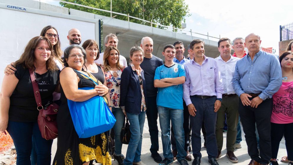 Rodríguez Larreta, con funcionarios y vecinos de la zona.