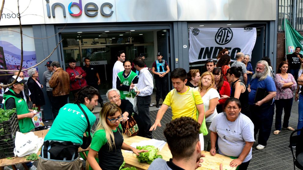 Los organizadores vendieron a $20 la bolsa llena de verduras (Jonatan Moreno-Diario Crónica).