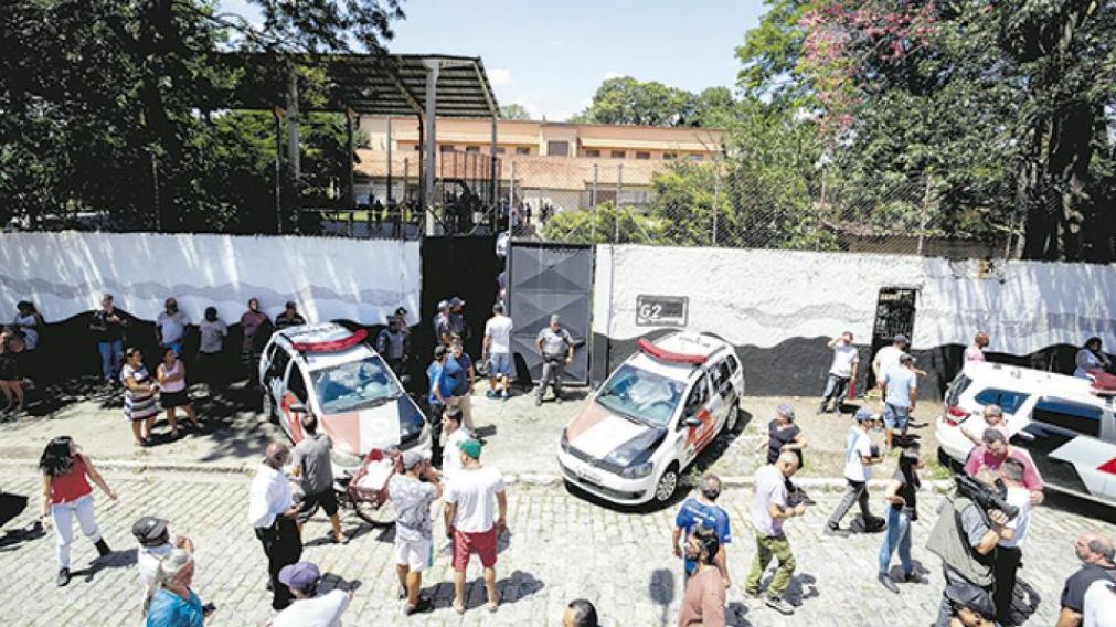 Puerta del colegio Raul Brasil. Minutos después de la masacre.