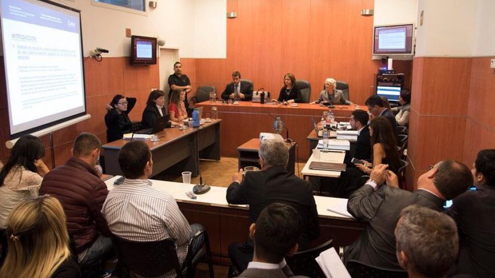 Billiris, de espaldas con camisa blanca, espera la condena.