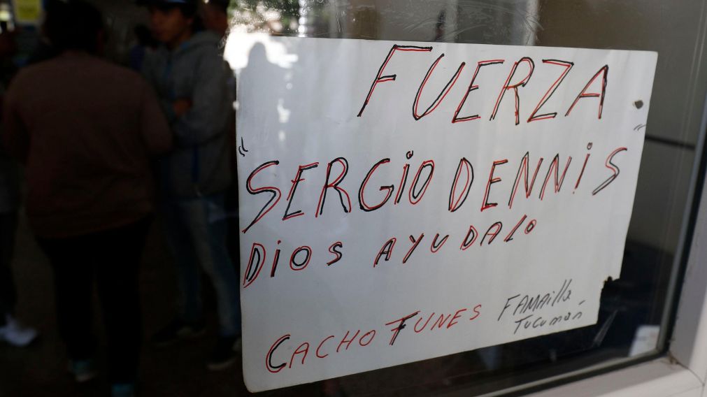 Muestras de apoyo en la puerta del nosocomio (Télam).