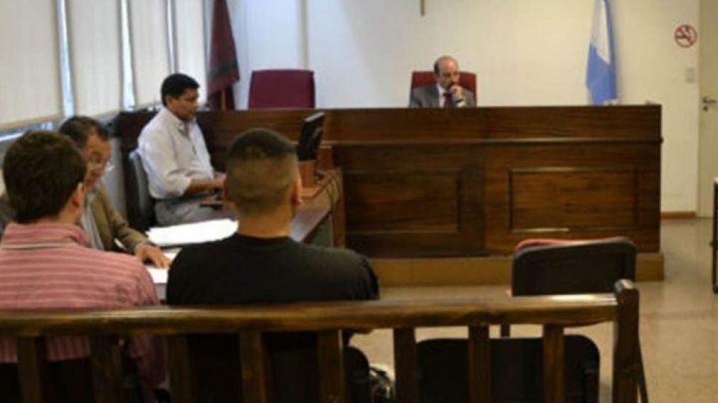 El imputado Orozco Castaño escucha el veredicto del tribunal.