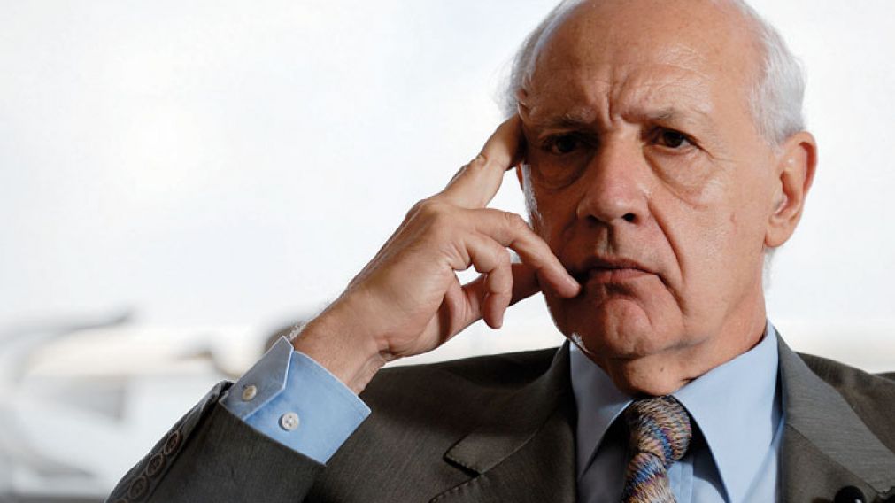 Roberto Lavagna tendr� que ajustar algunos detalles antes de su candidatura.