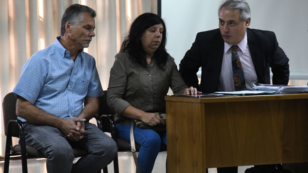 Los padres de la comerciante, junto a su abogado defensor. 