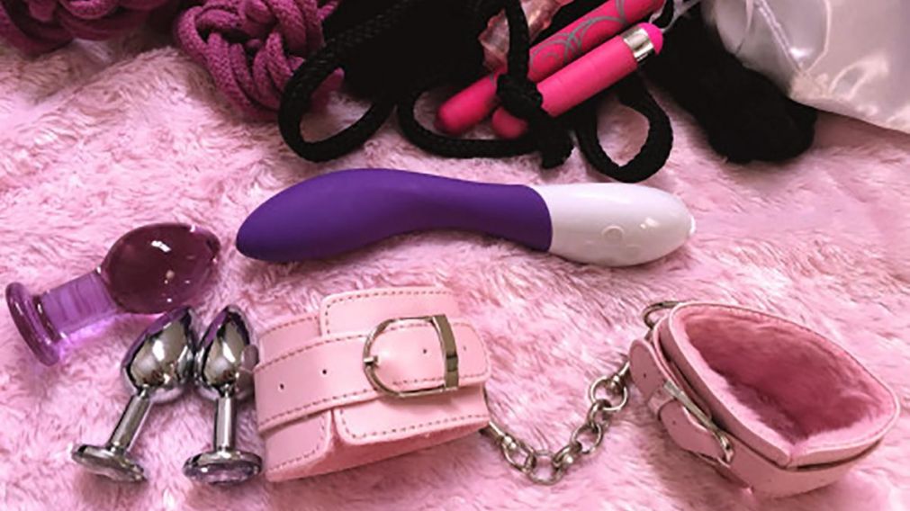 El nene confundió el dildo violeta con una espada láser (Imagen ilustrativa).