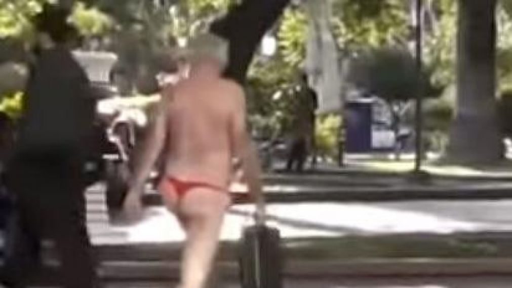 Con sus 75 años, el abuelo no tuvo pudor (Captura de video).