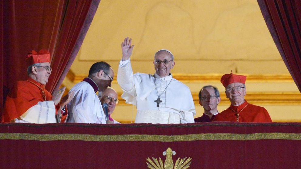 Bergoglio sale a saludar a los miles de fieles que aguardaban en la plaza de San Pedro.