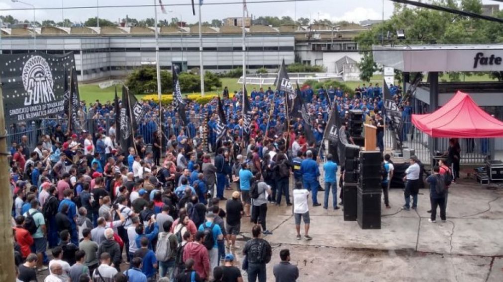 Ante la situación, los trabajadores se reunieron en asamblea.