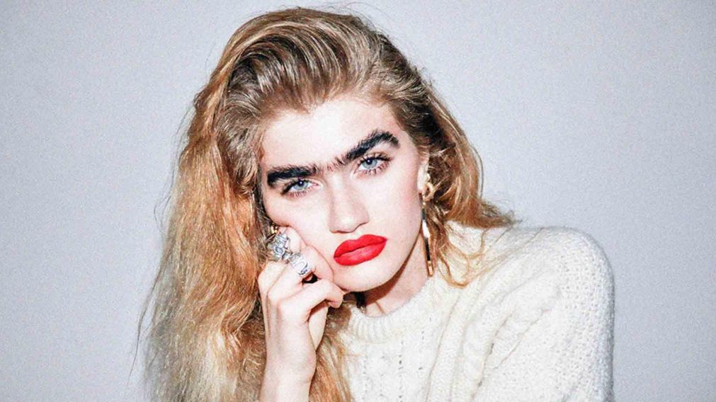 La joven saltó a la fama en 2018 tras hacer público un book de fotos con su particular aspecto.