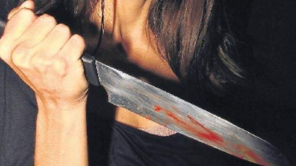 Apu�al� al novio hasta sacarle los intestinos, lo abraz� y le dijo: "No te mueras por favor"