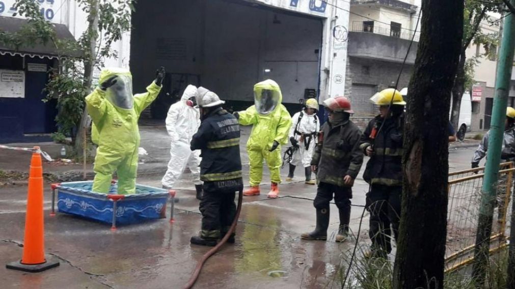 Bomberos evacuaron la manzana donde se produjo el derrame de sustancias tóxicas. (@mjuancastro)