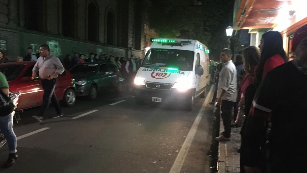 La ambulancia con Denis a bordo, rumbo al Hospital Padilla (Cortesía La Gaceta).