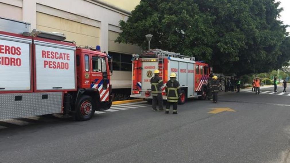 Los bomberos llegaron de inmediato al centro comercial.