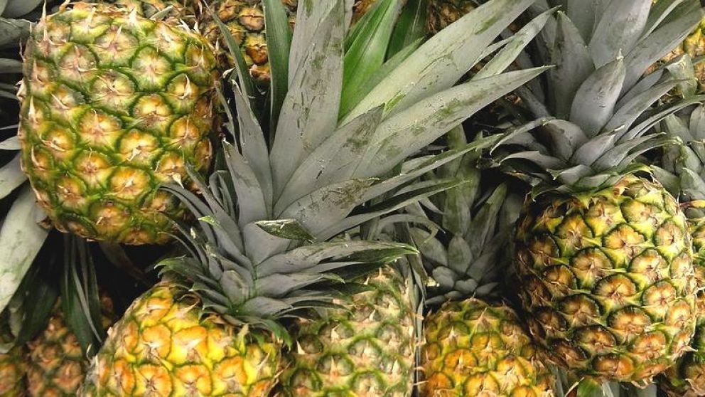 "Pineapple Challenge": el desafío viral para comer ananá como un campeón