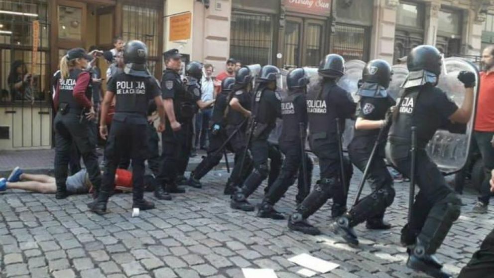 La policía desalojó a feriantes en la calle Defensa, en pleno centro porteño. (Twitter)