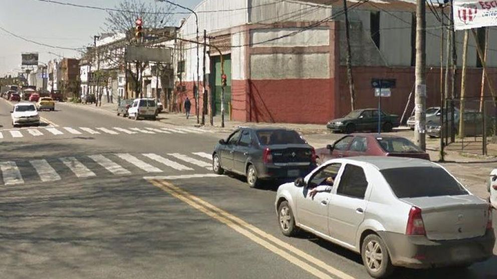 El hecho se produjo en este semáforo, a pocos metros de la villa Santos Vega.