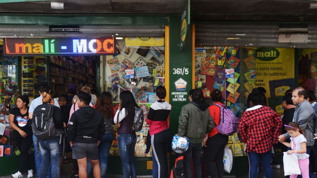 Una de las tantas filas que se ven en Once, detrás de los bajos precios.