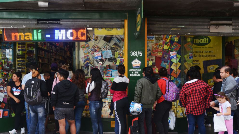 Una de las tantas filas que se ven en Once, detrás de los bajos precios.