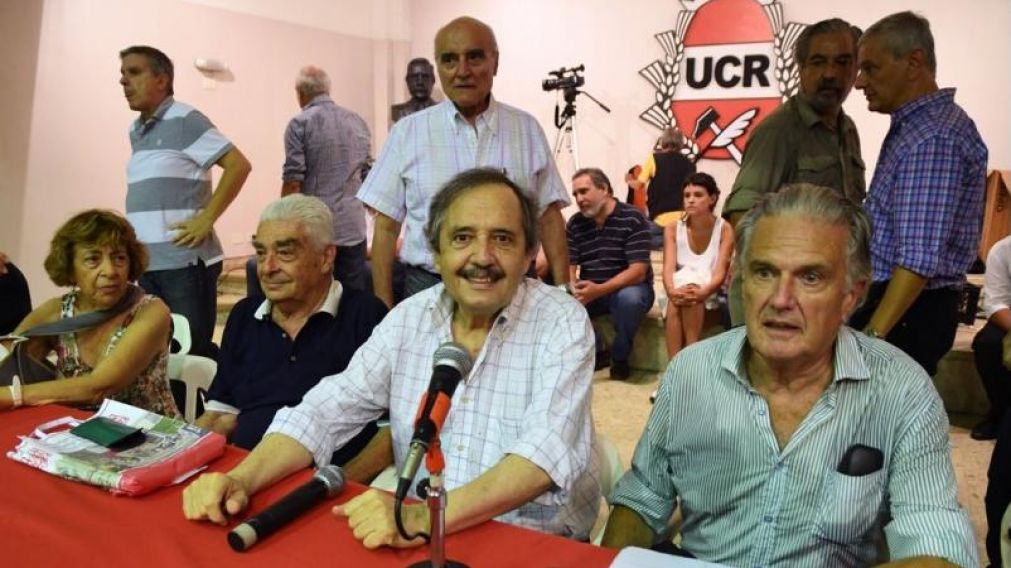 Alfonsín junto a Casella. Durante un congreso de la UCR. (Gentileza impulsobaires.com.ar)