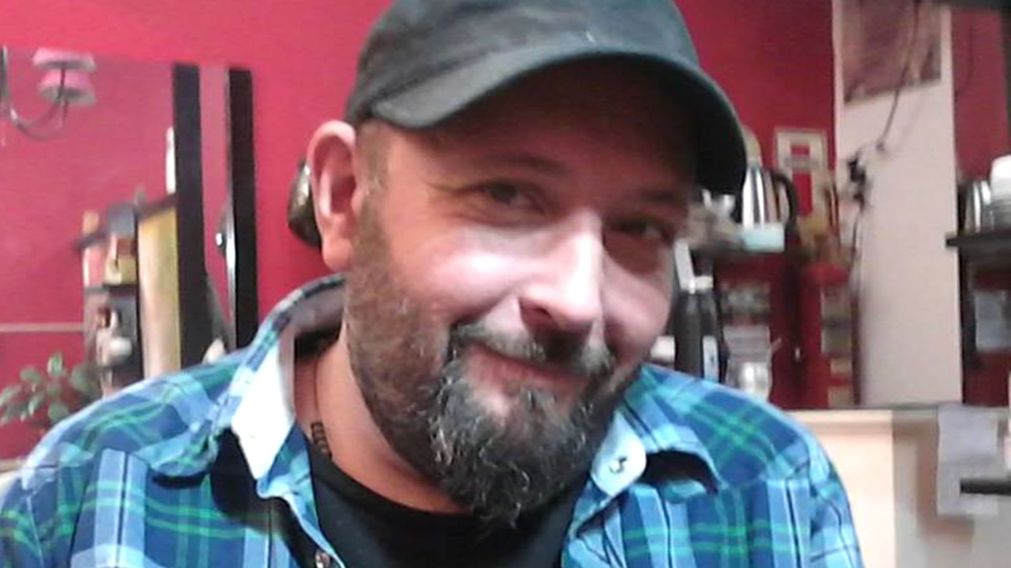 Los investigadores creen que la intención inicial era asaltarlo. (Facebook)