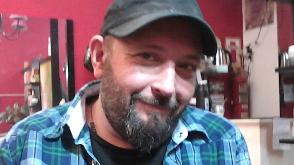 Los investigadores creen que la intención inicial era asaltarlo. (Facebook)