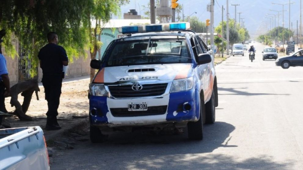 Presonal policial busca por todos lados a la adolescente.