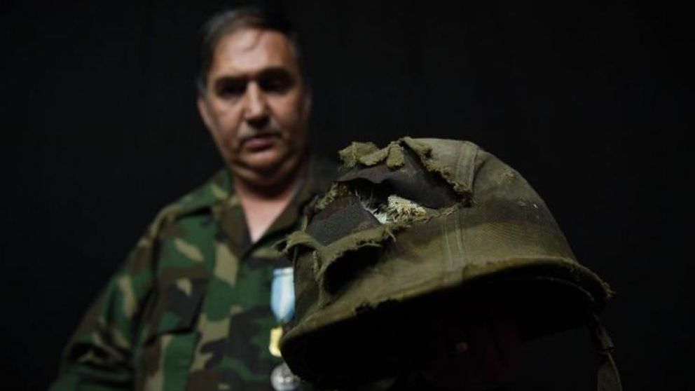 Jorge Alberto "Beto" Altieri se reencontró con el casco que le salvó la vida. (Gentileza Infobae)