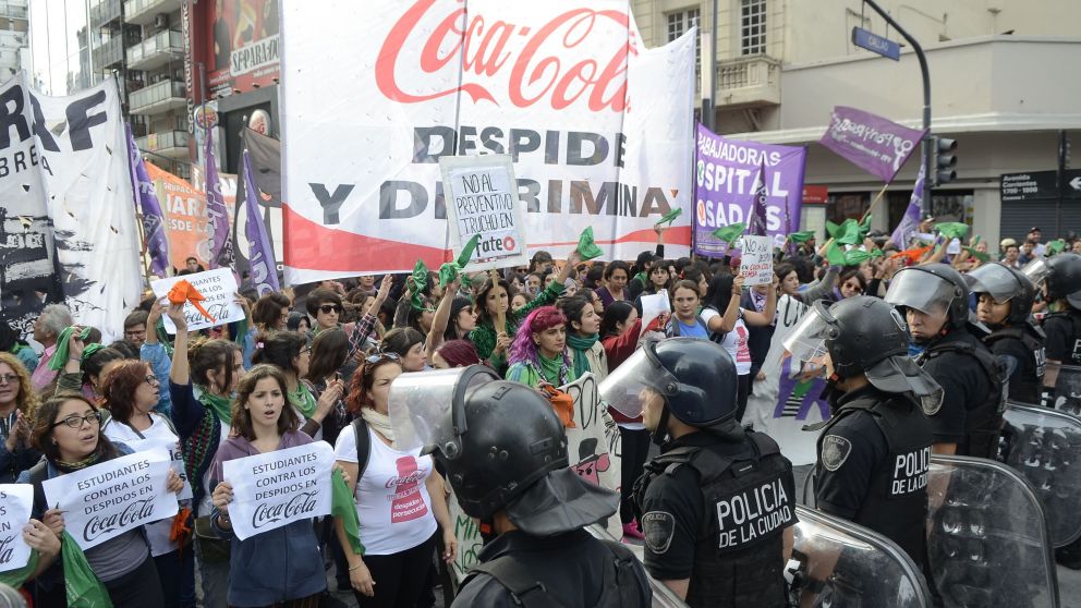 Las trabajadoras de Coca Cola encabezaron la marcha (Pérez Re/Crónica).
