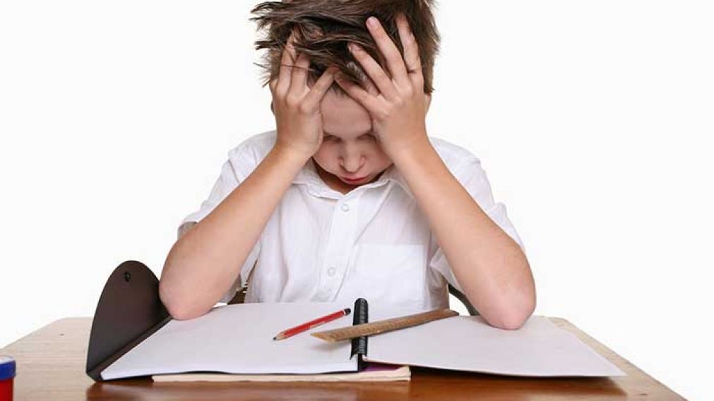 La madre enfureció después de que su hijo obtuviera un 8. (Imagen ilustrativa)