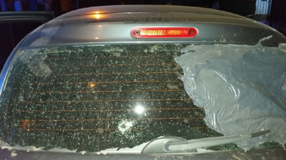 El automóvil de los forajidos muestra las huellas de los disparos del oficial.