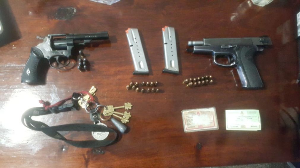 Parte de lo incautado al ex policía.