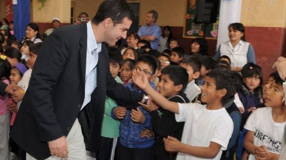 El gobernador de Salta inauguró una escuela y el ciclo lectivo 2019.